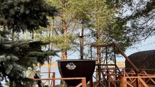 Номера и коттеджи Эммаусс Волга Клаб на Волге: где удобнее жить семьям, парам и большим компаниям